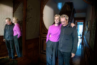 Paul Auster y su mujer, Siri Hustvedt, en su casa de Brooklyn en octubre de 2020. 