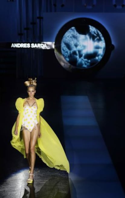 Una modelo muestra un diseño de Andrés Sardá.