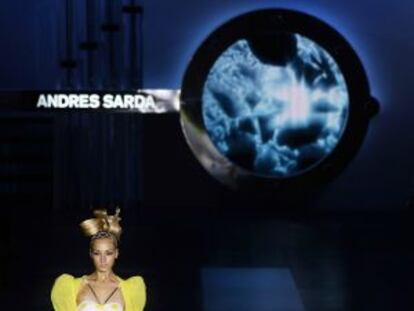 Una modelo muestra un diseño de Andrés Sardá.
