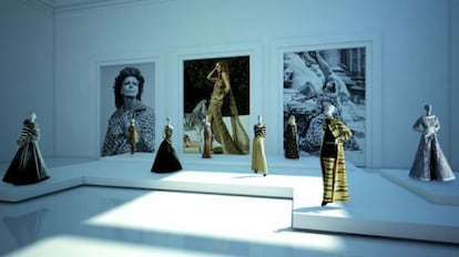 Una de las salas del Museo Virtual de Valentino, donde se pueden ver las piezas de estampado animal.