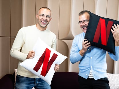 Óscar Cornejo (izquierda) y Adrián Madrid, responsables de la productora La Fábrica de la Tele, en las oficinas de Netflix en Madrid.