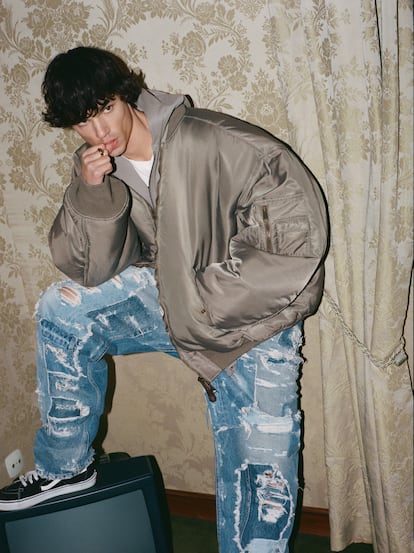 El actor y modelo Fernando Lindez, con 'bomber', camiseta y 'jeans', todo de Balenciaga y zapatillas negras.
