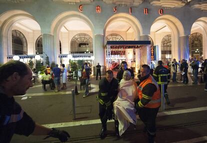 Els ferits són evacuats després de l'atemptat durant les celebracions del Dia de la Bastilla a Niça, a França, el 14 de juliol del 2016.