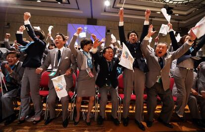 El primer ministro japones Shinzo Abe (3 I) celebra la victoria.