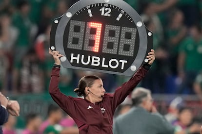 La árbitra Stephanie Frappart muestra el tiempo de descuento durante un partido de este Mundial.