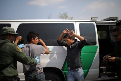 Terminar con la política de captura y liberación era una de las promesas centrales de la campaña presidencial de Donald Trump. En la foto, agentes de la aduana estadounidense detienen a dos hombres que intentaban entrar en los Estados Unidos cruzando Río Grande, el 11 de mayo del 2017 en Roma, Texas.