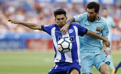 Enzo Zidane pugna con Messi en el Alavés-Barcelona de esa temporada.