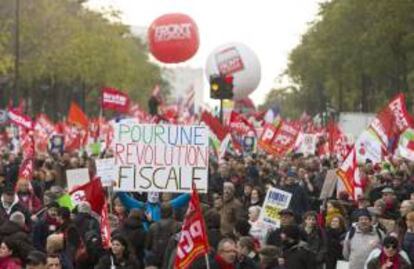 El Frente de Izquierdas francés llamó hoy a la ciudadanía a defender una "revolución" fiscal, en una multitudinaria manifestación que criticó la política impositiva gubernamental y su intención de subir el IVA a partir del próximo enero.