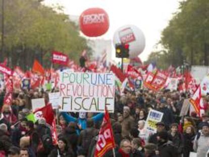 El Frente de Izquierdas francés llamó hoy a la ciudadanía a defender una "revolución" fiscal, en una multitudinaria manifestación que criticó la política impositiva gubernamental y su intención de subir el IVA a partir del próximo enero.