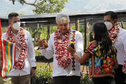 López Obrador ha logrado construir una imagen de conexión con el pueblo que muchos sectores perciben como genuina, auténtica. Como parte de su gira Andrés Manuel López Obrador también ha mantenido diálogos con los pueblos.