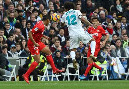 Marcelo (derecha), del Real Madrid, y Luis Muriel, del Sevilla, luchan por el balón