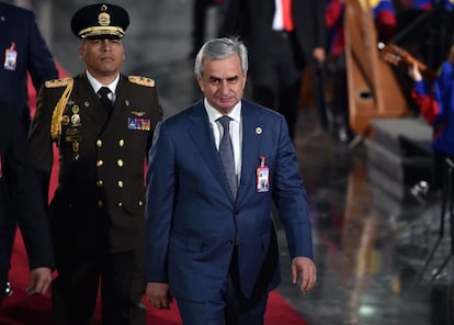 El presidente de la República Autónoma de Abjasia, Raúl Jadyimba, camina a su llegada a la ceremonia presidencial de la inauguración del segundo mandato de Maduro. 
