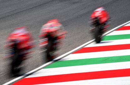 Varios pilotos, durante la carrera celebrada en Mugello.