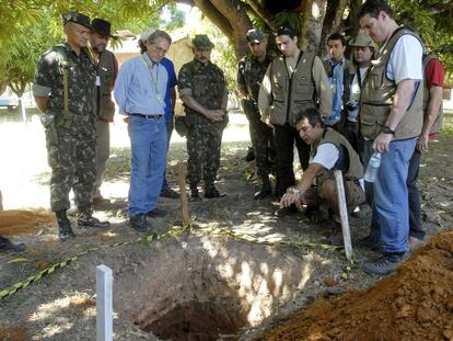 Forenses y diputados brasileños observan las excavaciones donde permanecen los restos de miembros de la guerrilla Araguaia, asesinados en 1970.