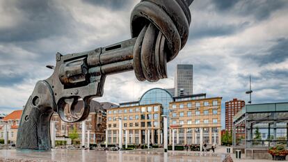 La escultura 'The Knotted Gun', obra de Carl Fredrik Reutersward, en Malmö (Suecia).