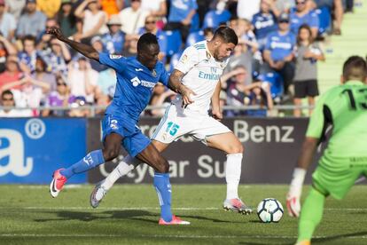 Theo Hernández defiende el balón ante el jugador del Getafe Dakonem Djene.