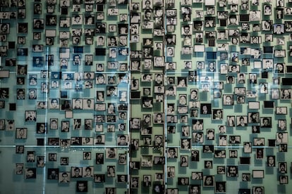 Mural con retratos de algunos de los detenidos desaparecidos durante la dictadura, ubicado en el Museo de la Memoria, en Santiago.