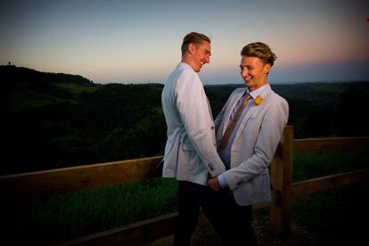 El Parlamento australiano aprobó el matrimonio homosexual menos de un mes después de que la mayoría de los ciudadanos del país apoyara la legislación en un referéndum postal no obligatorio. Solo cuatro de los 150 diputados votaron en contra. En la imagen, los atletas Craig Burns y Luke Sullivan.