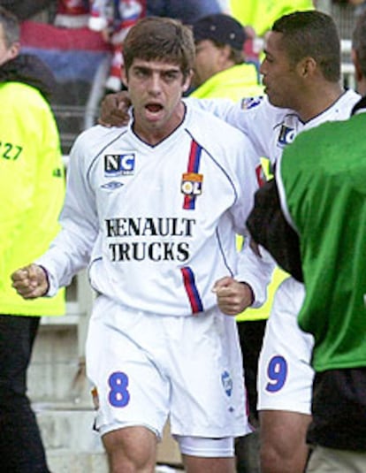Juninho celebra un gol con el Lyón.