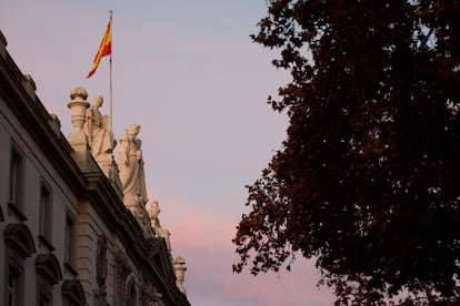 No se puede dirigir la Fiscalía y sentarse en el banquillo