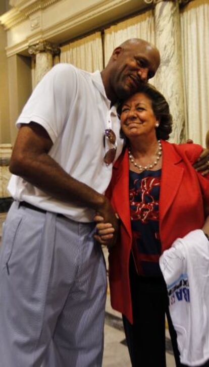 Rita Barberá, con el exjugador de baloncesto de la NBA Ron Harper.