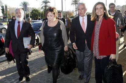 Miguel Arias Cañete, Celia Villalobos, Javier Arenas, y Fátima Báñez en Córdoba.