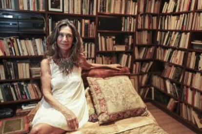 La escritora Núria Amat, en su casa de Barcelona.