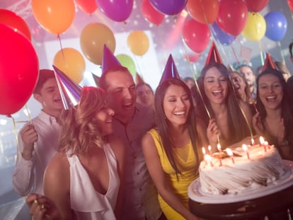 Un grupo de personas cantan "Cumpleaños feliz".