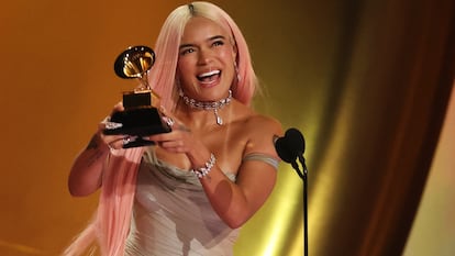 Karol G muestra el Grammy de la categoría de música urbana en la edición de los premios a lo mejor de la música.