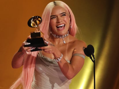Karol G muestra el Grammy de la categoría de música urbana en la edición de los premios a lo mejor de la música.