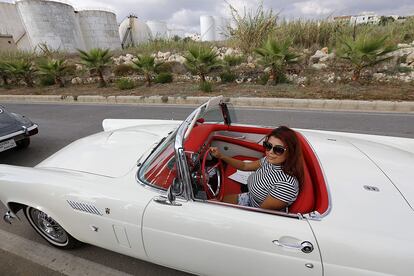 Una mujer libanesa durante una exhibición de coches vintage en el festival de Amchit, cerca de Beirut, en 2016.