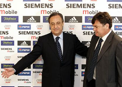 Florentino Pérez recibe a Camacho en la presentación del técnico en el Bernabéu.