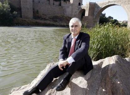 José María Barreda, ante el Tajo, del que ha hecho bandera, a su paso por Toledo.