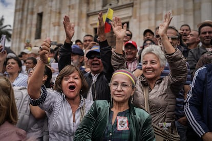 Asistentes a la marcha del Primero de Mayo arriban a la Plaza Bolívar de Bogotá.