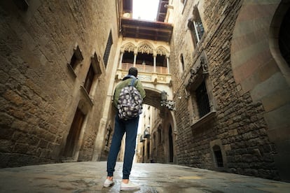 La basílica de Santa María del Mar y el barrio gótico (en la foto, el Pont del Bisbe), fueron epicentro de la trama de 'La Catedral del Mar', adaptación de la novela homónima de Ildefonso Falcones que se rodó en distintas localizaciones de toda España. Barcelona es escenario también de las series 'Plats bruts' (en un piso compartido de l’Eixample), 'Makinavaja', en el barrio chino, 'El cor de la ciutat', en el barrio de Sant Andreu de Palomar. Y, más recientemente, 'Cites' o 'Merlí', en la que el instituto donde enseña el profesor de filosofía protagonista, Àngel Guimerà, es en realidad la Escola Menéndez Pidal, que lleva varios años cerrada. La ciudad también ha hecho cameos en series como 'Los Simpson', concretamente en el capítulo de la temporada 25 'Homer visita la Sagrada Familia'.