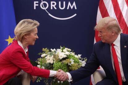 La presidenta de la Comisión Europea, Ursula von der Leyen, estrecha la mano de Donald Trump en el Foro de Davos (Suiza) en enero de 2020.