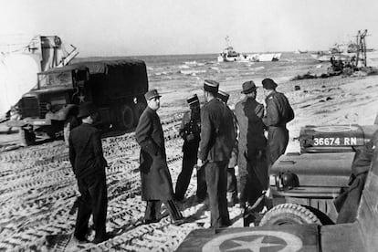 En una playa entre Courseulles y Graye, se encuentran el general de Charles Gaulle (segundo por la izquierda), acompañado por Francois Coulet (izquierda), Maurice Schumann (derecha) y Pierre Vienot (segundo por la derecha). El desembarco de Normandía permitió el regreso a Francia del general De Gaulle, que dirigió las fuerzas francesas libres frente al colaboracionismo de Vichy.