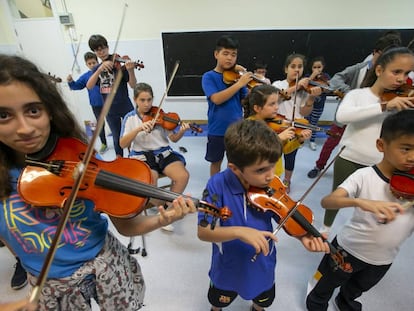 Alumnos de Barrios Orquestados en una clase del colegio público Adam Castillo de Tamaraceite (Las Palmas de Gran Canaria).