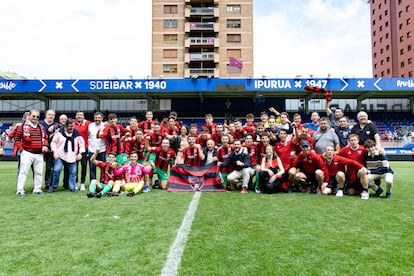 La plantilla del Arenas de Getxo celebra el ascenso a 1a RFEF el pasado domingo.