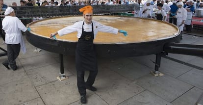 Senén González posa ante la sartén en la que han elaborado este sábado en Vitoria una tortilla gigante. 