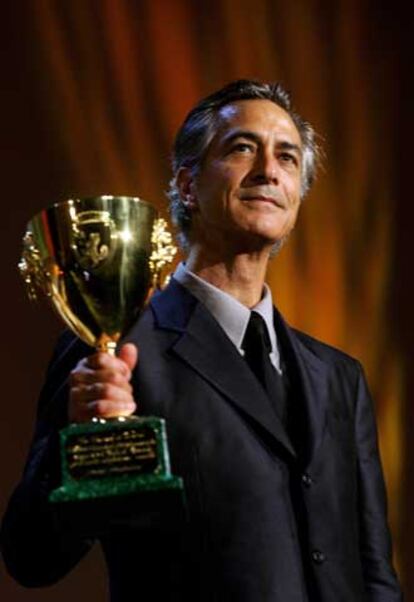 David Straithairn, protagonista de <i>Buenas noches y buena suerte,</i> de George Clooney, con su Copa Volpi.
