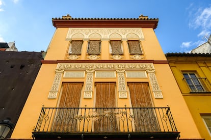 Persianas de pleita o esparto en la Casa del Barril de Sevilla, un palacio neomudéjar diseñado por Aníbal González y concluido en 1910.