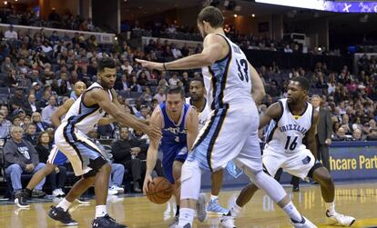 Harrison, Marc Gasol y Toney Douglas rodean a McConell.