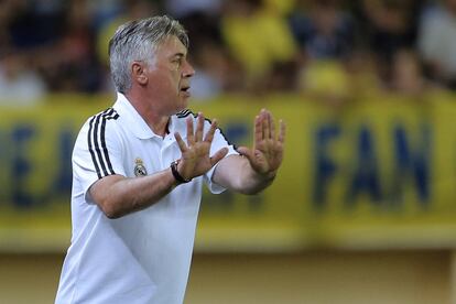 Carlo Ancelotti da instrucciones desde la banda.