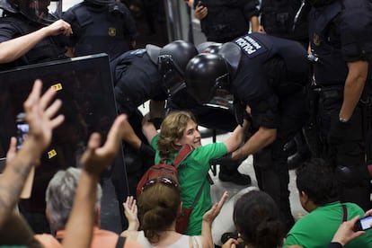 Ada Colau durante una ocupación del Banco Popular en Barcelona, durante una acción de la Plataforma de Afectados por la Hipoteca, solicitando que la entidad aceptase la dación en pago de un hombre que no podía hacer frente a su hipoteca.