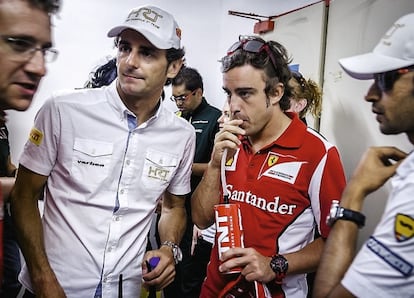 Fernando Alonso con los dos pilotos de HRT.