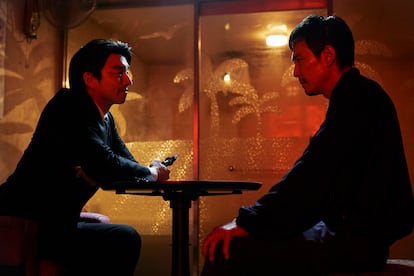 Lee Jung-jae (derecha) y Gong Yoo, en la segunda temporada de 'El juego del calamar'.