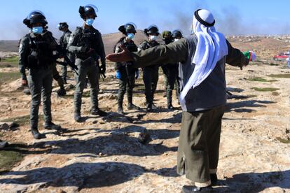 Un palestino protesta contra los asentamientos ante soldados israelíes, el viernes en Hebrón.