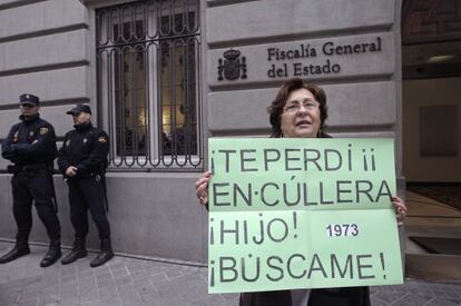 Una madre que busca a su hijo, ante la Fiscalía del Estado donde tres asociaciones entregaron 90.000 firmas contra el archivo de casos.