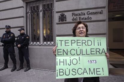 Una madre que busca a su hijo, ante la Fiscal&iacute;a del Estado donde tres asociaciones entregaron 90.000 firmas contra el archivo de casos. 